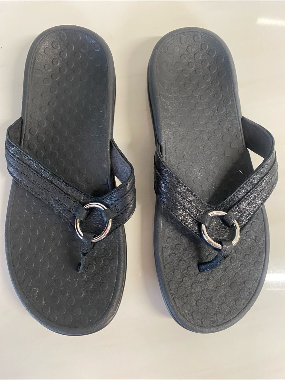 VIONIC Black Ring-Accent Toe-Post Sandals - Picture 2 of 6
